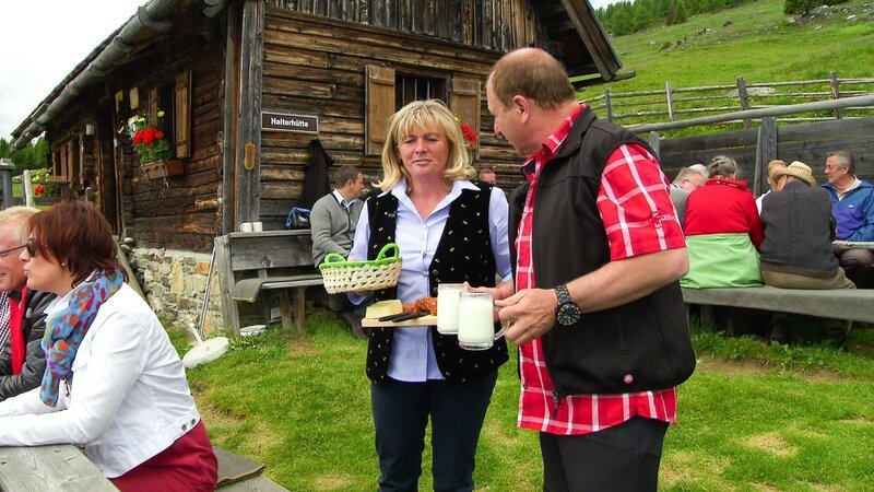 Harry Prünster mit Edith Bliem auf der Halterhütte. – Bild: ORF III