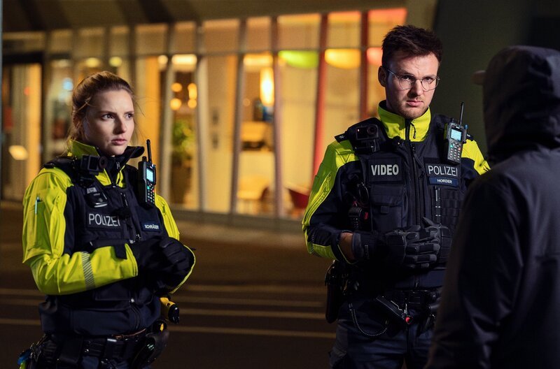 Sarah Schräder und Jonas Horder von der Polizeiinspektion Mainz I – Bild: SWR /​ Jürgen Weißenfels