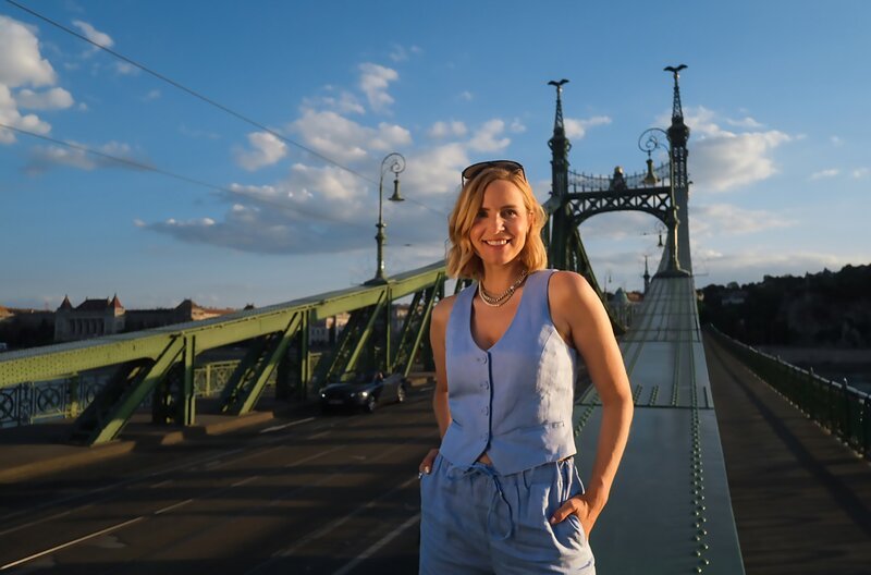 Ein kleiner Abstecher nach Budapest steht auch auf der Reiseliste von Stephanie Müller-Spirra. Zwischen traditionsreichen Kaffeehäusern, kreativer Streetart, historischen Gassen und dem Blick auf die Donau zeigt sich die ungarische Hauptstadt als perfektes Ausflugsziel einer Reise voller Natur, Kultur, Gastfreundschaft und sommerlicher Leichtigkeit. – Bild: MDR/​Günther/​Bigalke GmbH