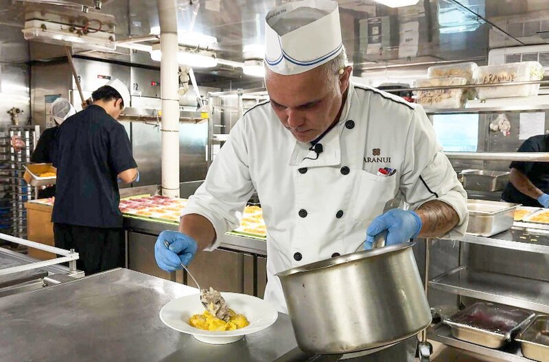 Chefkoch Henere Adams (re.) bereitet eines der traditionellen Gerichte Französisch-Polynesiens zu: in Kokosmilch gegartes Ziegenfleisch. – Bild: Elephant Doc