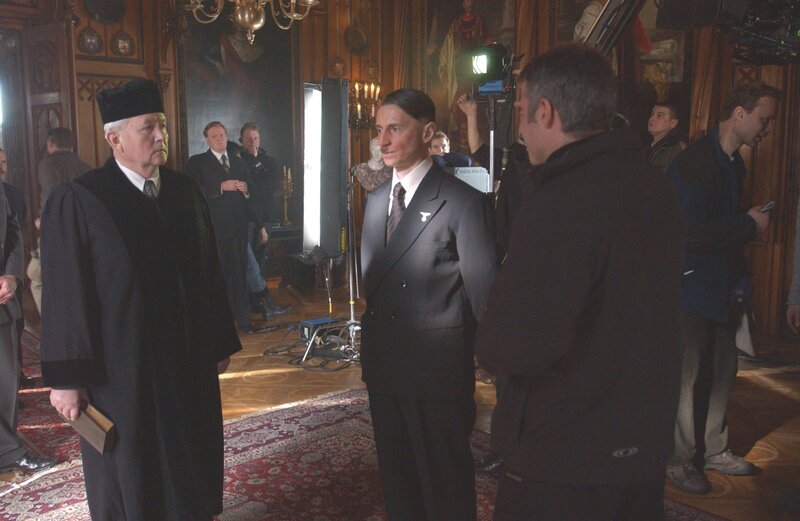 Adolf Hitler (Robert Carlyle, Mi.) – Bild: 4+