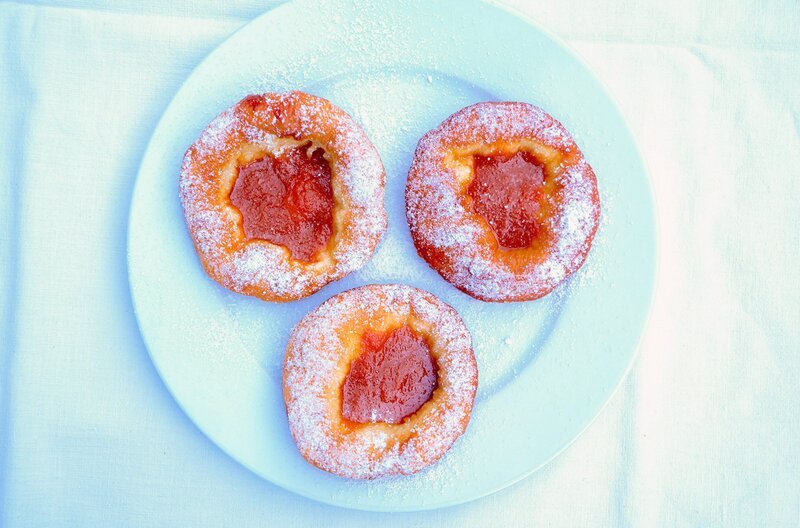 Aber es werden auch ganz traditionelle Gerichte aus Oberösterreich serviert: beispielsweise Bauernkrapfen mit Aprikosenmarmelade. – Bild: ZDF /​ Reiner Bauer /​ Reiner Bauer
