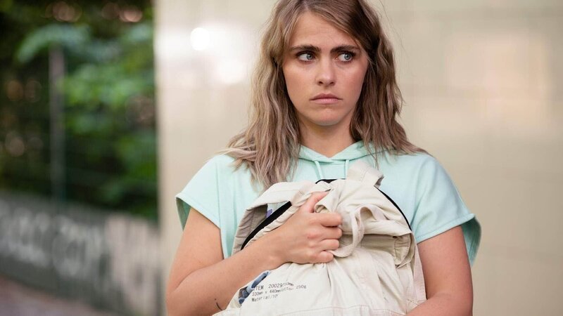 Liz (Sarah Mangione) hadert damit, ob sie das Richtige getan hat. – Bild: TVNOW /​ Sebastian Geyer