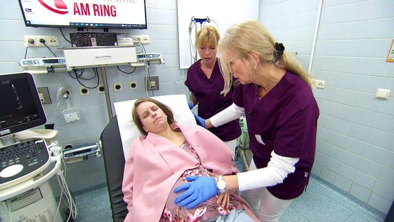 Vor der Klinik kollabiert eine Hochschwangere. Während die Ärzte um das Leben von Mutter und Kind kämpfen, fürchtet die werdende Mutter, dass noch ein weiteres Familienmitglied in Gefahr ist. – Bild: RTLZWEI