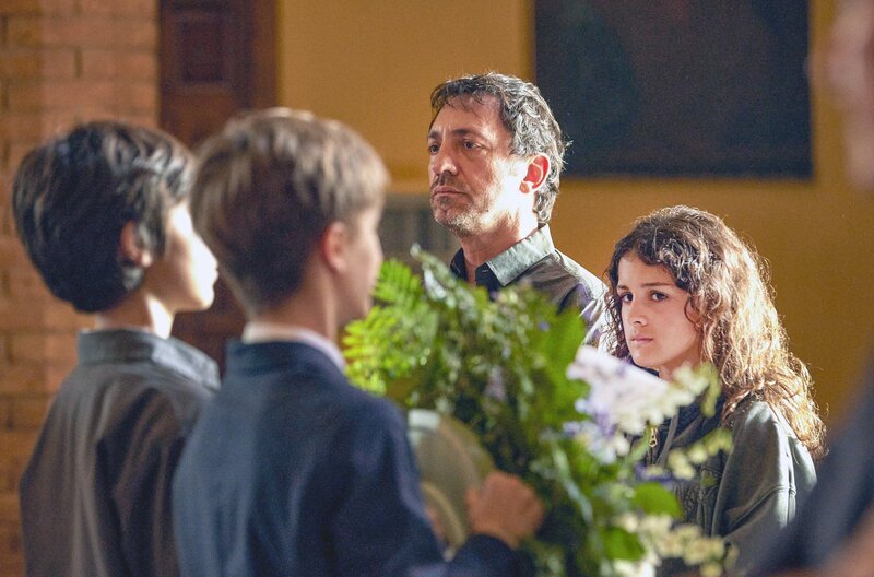 Bei einer bewegenden Trauerfeier nehmen Roger (Bruno Bistuer Farré), Pol (Ot Serra Bas), Lluís (David Vert) und Manuela (Aina Martínez, v.l.) Abschied von Martí. – Bild: SWR /​ Distinto Films /​ Quim Vives