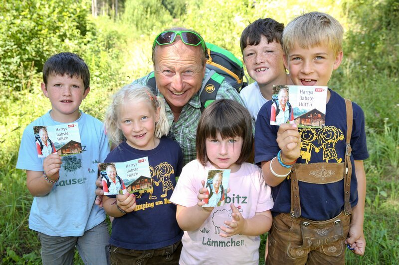 Harry Prünster mit Kindern im Naturpark Zirbitzkogel-Grebenzen. – Bild: ORF III