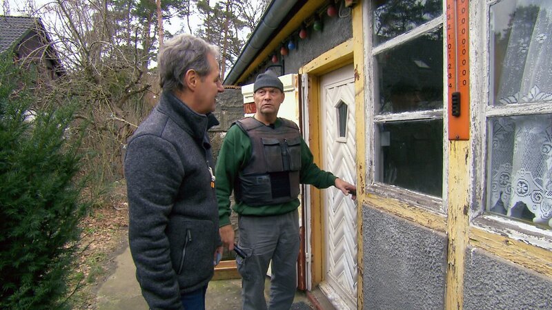 Gerichtsvollzieher Ellendt (li.) und sein Schlosser Jörg Hermann sind in Berlin einem Schuldner auf der Spur, der seit Monaten abgetaucht ist. – Bild: RTLZWEI