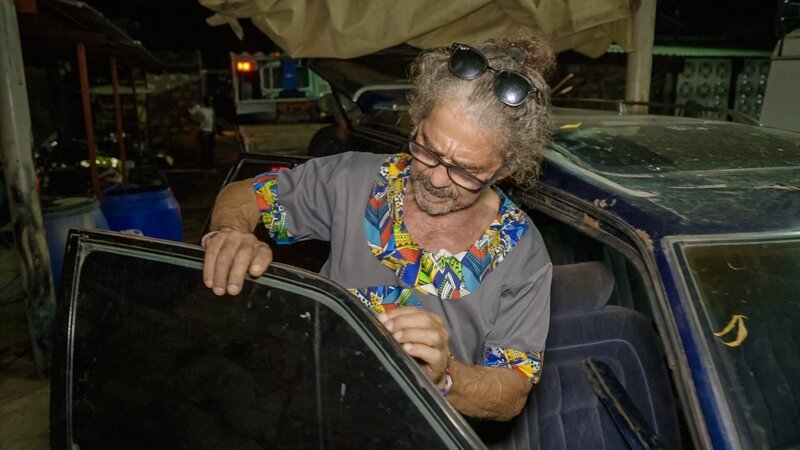 Heino inspects the rust spots on the Toyota. – Bild: Warner Bros. Discovery