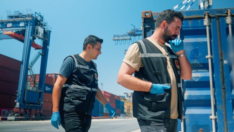 Bags are seized from a passenger traveling to Moscow. Cargo is examined at Ambarlı. A statue belonging to a Dubai-bound passenger is searched. – Bild: Warner Bros. Discovery