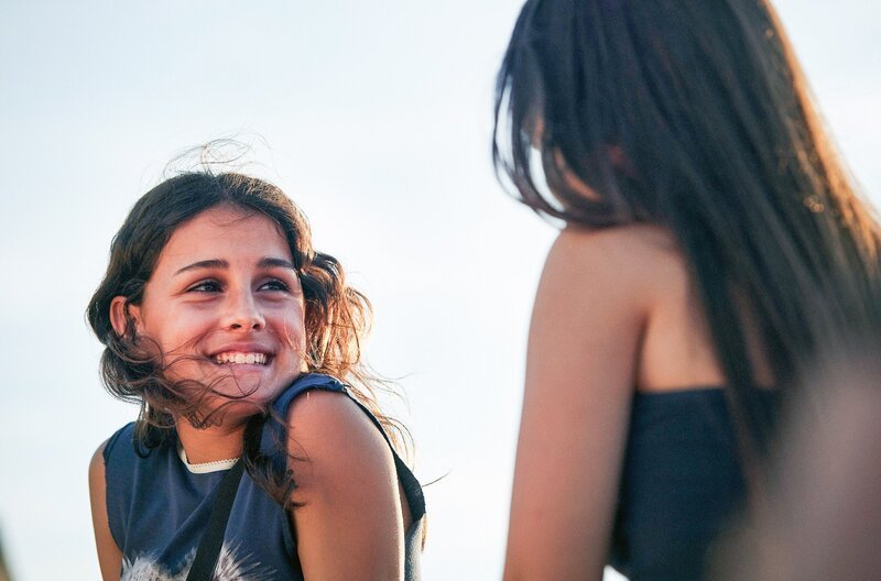 Manuela (Aina Martínez, li.) findet in Lucia (Carla Quílez, re.) eine neue Freundin. – Bild: SWR/​Distinto Films/​Quim Vives