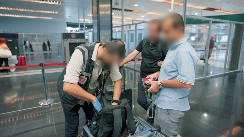 Soda bottles undergo drug testing at Ambarlı. Commercial garments are seized.,Mysterious packages arriving from Guinea are examined one by one by the teams. – Bild: Warner Bros. Discovery