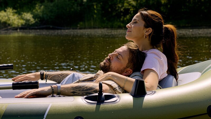 John (Felix von Jascheroff) und Laura (Chryssanthi Kavazi) gönnen sich eine Auszeit. – Bild: RTL /​ In Wartestellung