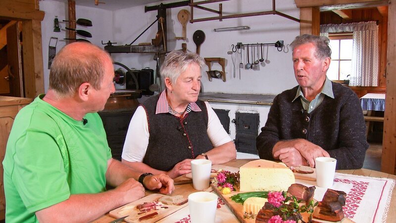 Harry Prünster mit Hans und Vroni Foidl, Schaunbergalm. – Bild: ORF III