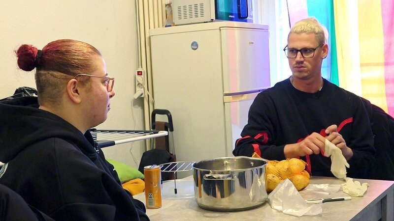 Leann wurde von ihrem Kumpel Andy zum essen eingeladen: es gibt Kartoffeln, Spinat und Fischstäbchen – Bild: RTLZWEI