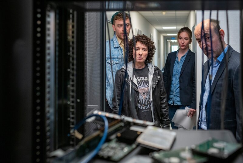Der Serverraum in der Firma von Heinrich Rückert (Yaşar Çetin, re.) ist völlig zerstört. Nils Sanchez (Enrique Fiß, li.) und Harry Möller (Maria Ketikidou, 2.v.l.) müssen prüfen lassen, ob noch Daten gerettet werden können. Ein Risiko für Projektmanagerin Vanessa Herzberg (Clara Luna Deina, hinten). – Bild: ARD/​Jörg Müller, honorarfrei – Verwendung gemäß der AGB im engen inhaltlichen, redaktionellen Zusammenhang mit genannter ARD-Sendung bei Nennung „Bild: ARD/​Jörg Müller“ (S2+). ARD-Programmdirektion/​Bildredaktion, pressefoto.daserste@ard.de