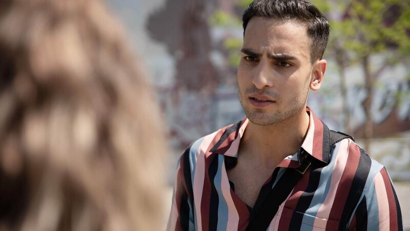 Als Nihat (Timur Ülker) und Liz am vereinbarten Treffpunkt ankommen, ist Yannik verschwunden. – Bild: TVNOW /​ Sebastian Geyer