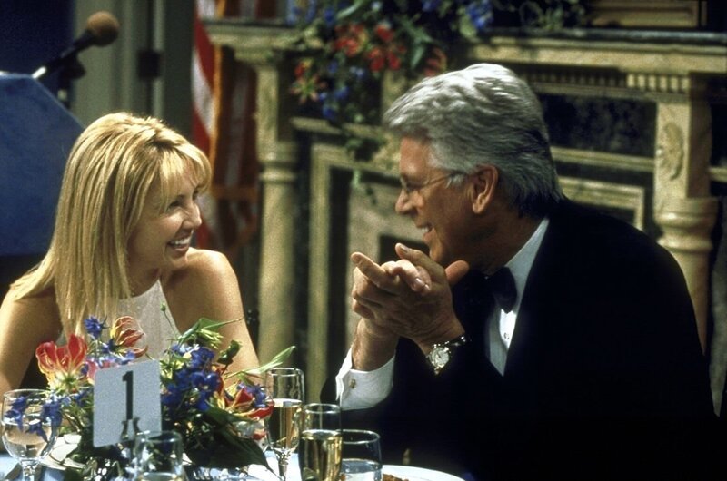 Caitlin (Heather Locklear, l.), Mikes Konkurrentin, spielt sich geschickt immer mehr in den Vordergrund des Bürgermeisters Winston (Barry Bostwick, r.). – Bild: ProSieben Fun