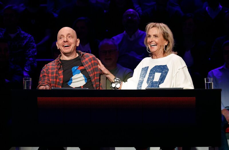 Rateteam-Kapitän Bernhard Hoëcker (l.) mit der Schauspielerin Diana Körner (r.). – Bild: ARD/​Morris Mac Matzen