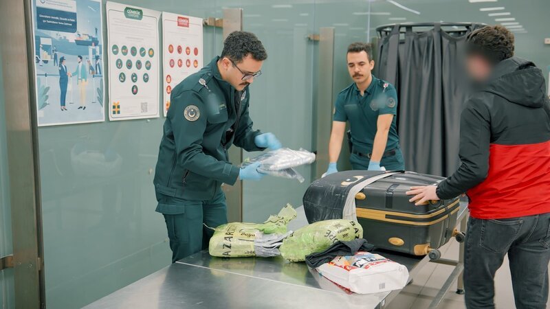Smuggled cigarettes are found on an Iraqi passenger. Scarves are discovered on a passenger traveling to Baku. A truck is searched in Pendik; smuggled meat is destroyed. – Bild: Warner Bros. Discovery