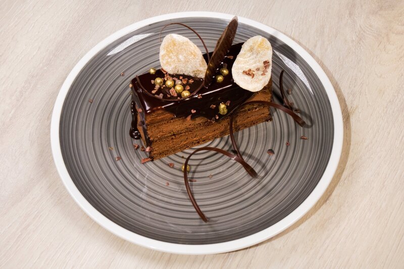 „Ingwer-Schokolade-Schnitte“ von Eveline Wild. – Bild: ORF/​Interspot