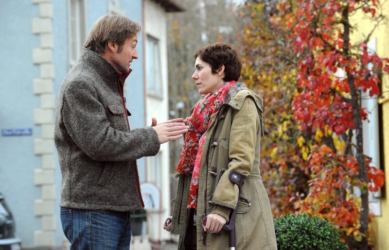 Fanny ist überfordert von Gregors verbissener Wut auf Mike. Von links: Gregor Brunner (Holger M. Wilhelm) und Fanny Lechner (Katrin Lux). – Bild: BR/​Marco Orlando Pichler
