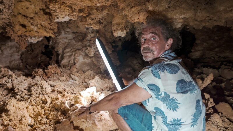 Heino is sweating in the cave and looks visibly exhausted. – Bild: Warner Bros. Discovery