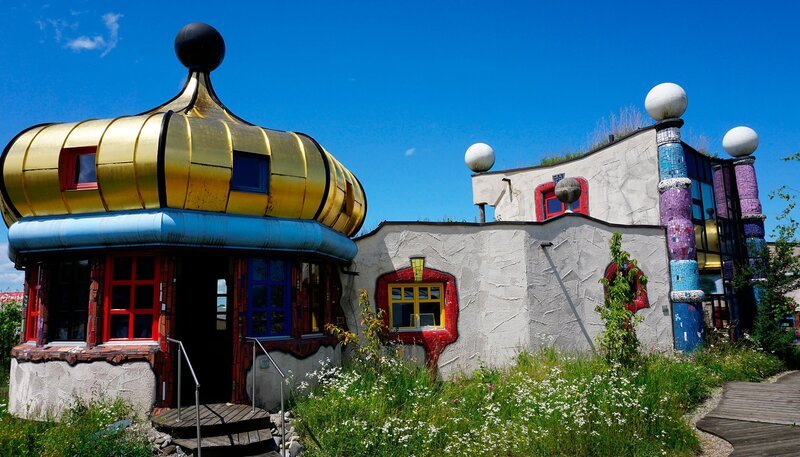 Hundertwasser Markthalle in Altenrhein. – Bild: SWR/​Jochen Schmid