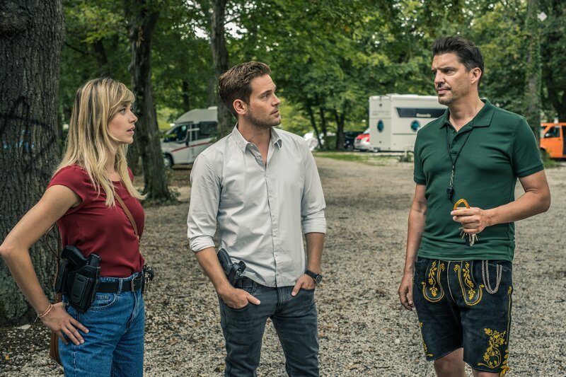 Resi Schwaiger (Mersiha Husagic, l.) und Dominik Morgenstern (Joscha Kiefer, M.) sprechen mit Walter Mooshuber (Andreas Bittl, r.). – Bild: Markus Sapper /​ ZDF