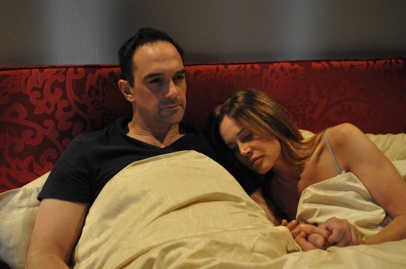 Nach Gregors Attacke sucht Mike Trost bei Trixi. Von links: Mike Preissinger (Harry Blank) und Trixi Preissinger (Doreen Dietel). – Bild: BR/​Jo Bischoff