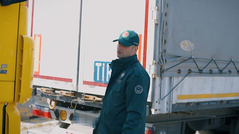 Uzbek passengers caught with illegal drugs, piggy bank containers from China counted, nas plant found in Tashkent passenger. – Bild: Warner Bros. Discovery /​ Caner Can