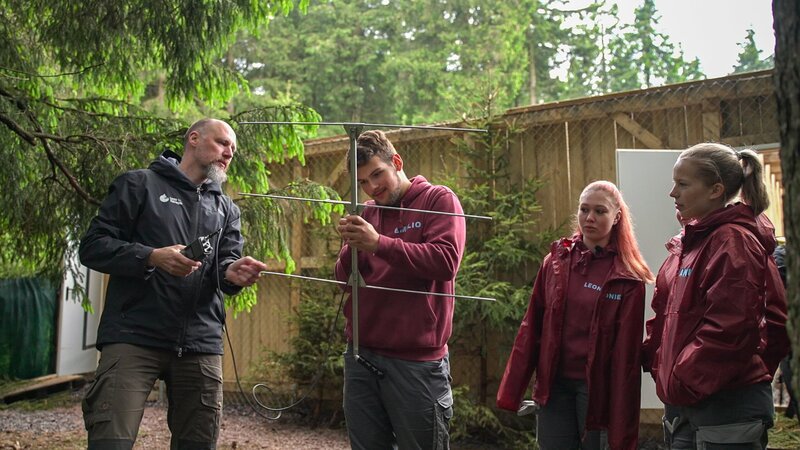 Emilio hält Antenne für Ortungsgerät der ausgewilderten Luchse im Thüringer Wald. – Bild: MDR/​Cine Impuls Leipzig GmbH