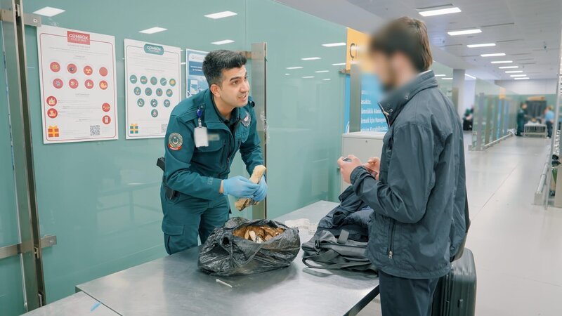 Trousseau/​dowry items are found on passengers from Dubai. A truck is inspected at Haydarpaşa Port. Toys are seized from a Kyrgyz passenger. – Bild: Warner Bros. Discovery