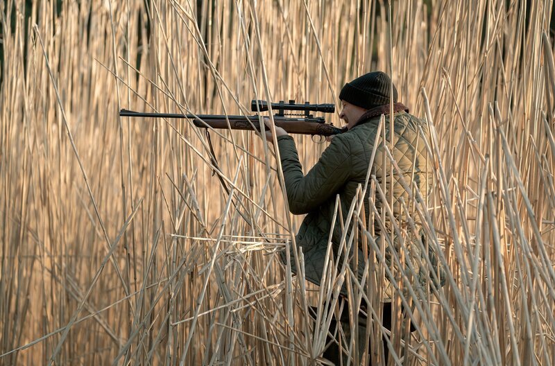 Alfons Zischl (Maximilian Brückner) bei der Jagd der MinisterpräsidentinZur ARTE-Sendung Hindafing – Staffel 2 (1/​6) (1): Hidden Champion Alfons Zischl (Maximilian BrĂĽckner) bei der Jagd der MinisterprĂ¤sidentin Â© Arvid Uhlig/​NEUESUPER/​BR Foto: BR Honorarfreie Verwendung nur im Zusammenhang mit genannter Sendung und bei folgender Nennung „Bild: Sendeanstalt/​Copyright“. Andere Verwendungen nur nach vorheriger Absprache: ARTE-Bildredaktion, Silke WĂ¶lk Tel.: +33 3 90 14 22 25, E-Mail: bildredaktion@arte.tv – Bild: BR/​Neuesuper Produktions GmbH/​Arvid Uhlig