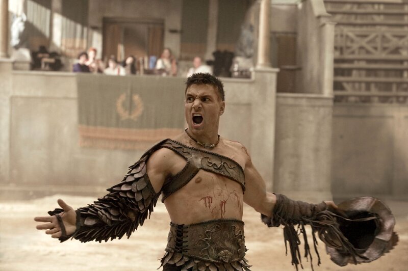 Während Crixus (Manu Bennett) einen Sieg in der Arena feiert, entwirft Spartacus einen Plan, wie er sich an Batiatus rächen kann … – Bild: RTL Crime