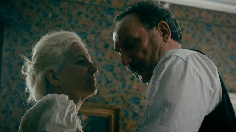 Ein unheimliches Bündnis: Adam Mertz (Rainer Bock) und Maria Hoflinger (Martina Gedeck). – Bild: BR/​ARD Degeto Film GmbH/​MDR/​Zeitsprung Pictures GmbH/​Michael Kotschi