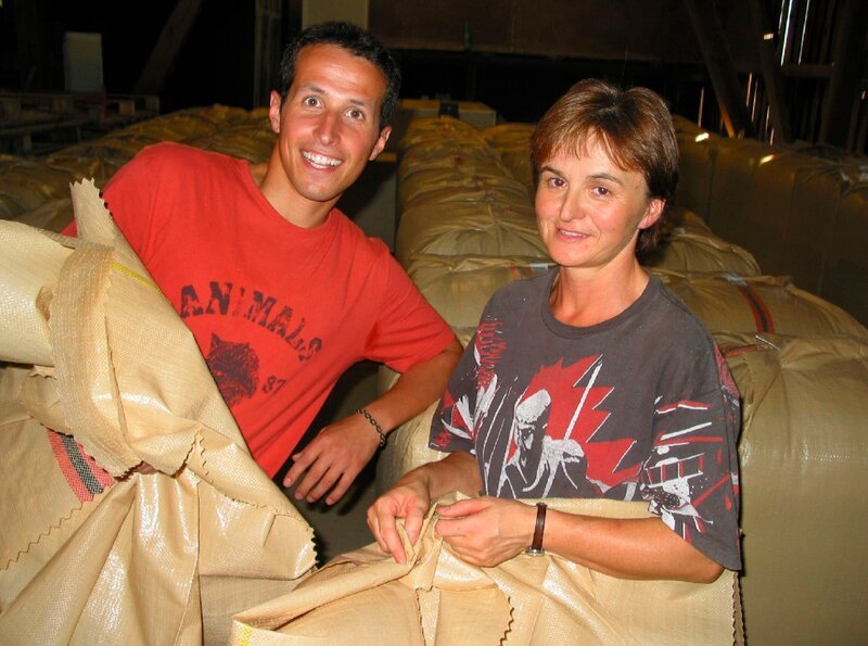 Willi ist diesmal bei der Hopfenernte in der Hallertau dabei. Hier ist er mit Anneliese auf dem Trockenboden bei den Hopfensäcken. – Bild: BR/​megaherz