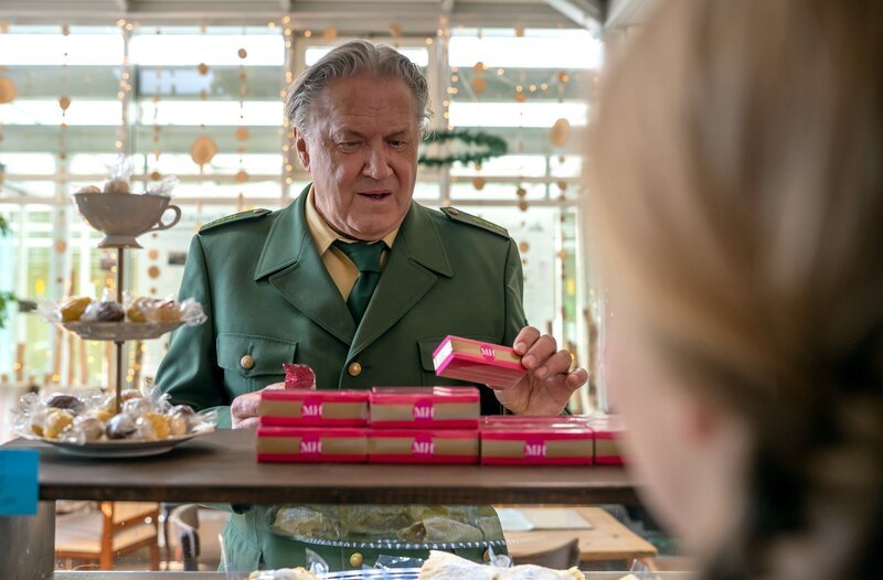 Das ist ja eigenartig. Hier gibt es die gleichen Pralinen, durch die das Opfer und auch er vergiftet wurden. Girwidz (Michael Brandner) ist sich sicher, er ist auf eine heiße Spur gestoßen. – Bild: ARD/​Thomas Neumeier