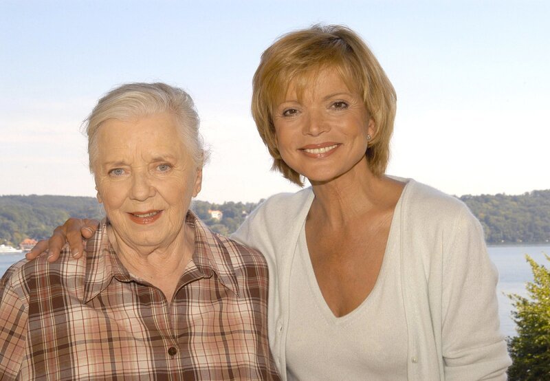 Das „kleine Hotel am großen See“ läuft so gut, dass Antonia (Uschi Glas, re.) und Regina (Ruth Drexel) schon in einem Jahr schuldenfrei sein könnten. – Bild: SWR/​ARD Degeto/​Magdalena Mate