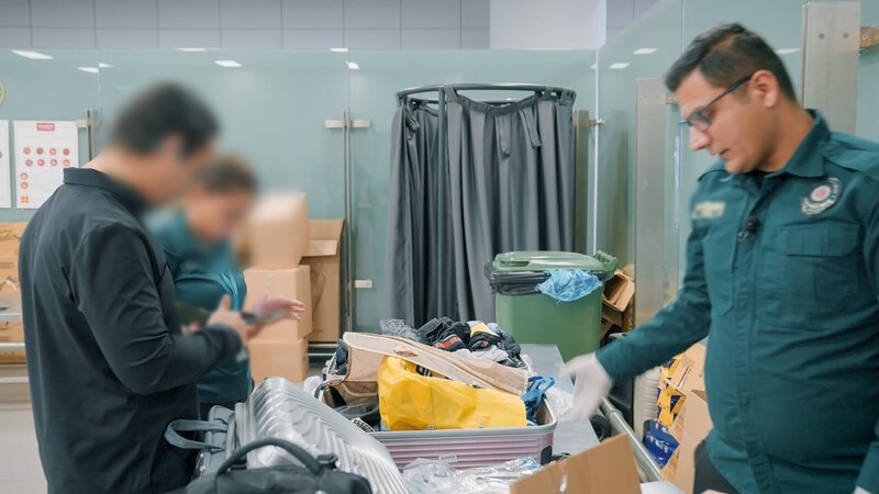 Smuggled cigarettes are found on an Iranian passenger. A container loaded with pistachios is searched at Ambarlı. Smuggled alcohol belonging to Turkmen passengers is confiscated. – Bild: Warner Bros. Discovery