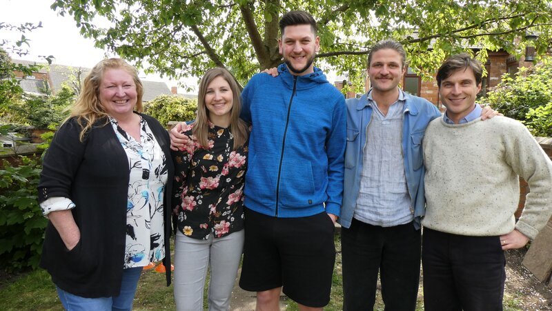 L-R: Charlie Dimmock, Stacey, Joe, David Rich und Harry Rich – Bild: RTL