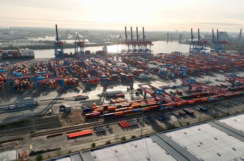 Ohne wagentechnische Untersuchung (WTU) durch den Wagenmeister verlässt kein Güterzug den Hafen. Rangierbegleiter und Rangierlokführer sind über Funk miteinander in Verbindung. – Bild: NDR/Miramedia, NDR Presse und Information/Fotoredaktion Ohne wagentechnische Untersuchung (WTU) durch den Wagenmeister verlässt kein Güterzug den Hafen. Rangierbegleiter und Rangierlokführer sind über Funk miteinander in Verbindung. – Bild: NDR/Miramedia, NDR Presse und Information/Fotoredaktion