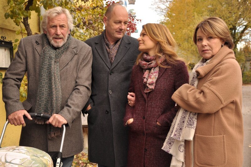 Martin, Rosi und Hubert wollen Uschi überzeugen, sich mit ihrem Vater in Verbindung zu setzen. Von links: Martin Kirchleitner (Hermann Giefer), Hubert Kirchleitner (Bernhard Ulrich), Uschi Kirchleitner (Silke Popp) und Rosi Brunner (Brigitte Walbrun). – Bild: BR/​Jo Bischoff