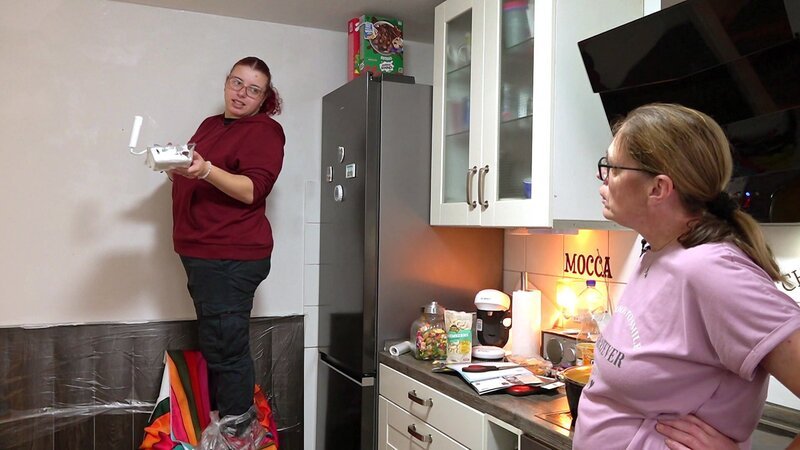 Leann (li.) hat Sandra in den letzten Tagen schon geholfen, ihr Bad zu streichen und das Wohnzimmer zu tapezieren. Doch damit nicht genug, Sandra möchte auch ihre Küche noch in frischem Weiß erstrahlen lassen. – Bild: RTLZWEI