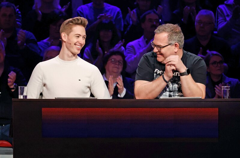 Rateteam-Kapitän Elton (r.) mit Rennfahrer David Schumacher (l.). – Bild: ARD/​Morris Mac Matzen