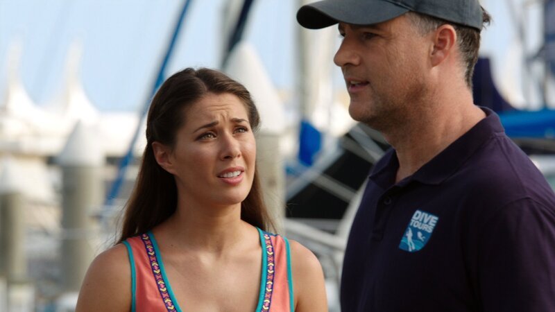 Evie (Gemma Forsyth) bittet ihren Vater Doug (Steve Harman), nicht mehr zur Insel Mako hinauszufahren. – Bild: ZDF