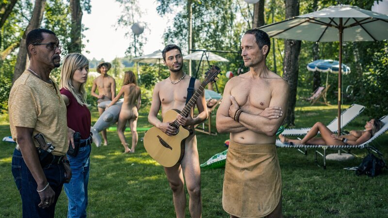 Resi Schwaiger (Mersiha Husagic, 2.v.l.) und Franz Ainfachnur (Christofer v. Beau, l.) befragen Christian Funke (Markus Knüfken, r.) und Kevin Bach (Michael Stark, 2.v.r.). – Bild: ZDF