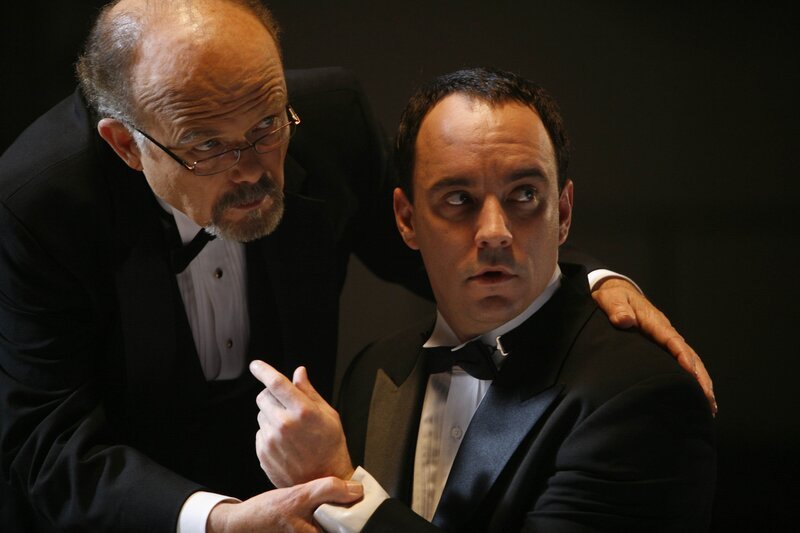 Während eines Klavierkonzerts leidet der Pianist Patrick Obyedkov (Dave Matthews, r.) plötzlich unter akuten Schmerzen in der linken Hand. Dr. Obyedkov (Kurtwood Smith, l.) kümmert sich um ihn, ist jedoch mit seinem Latein bald am Ende … – Bild: NBC Universal Television Studio