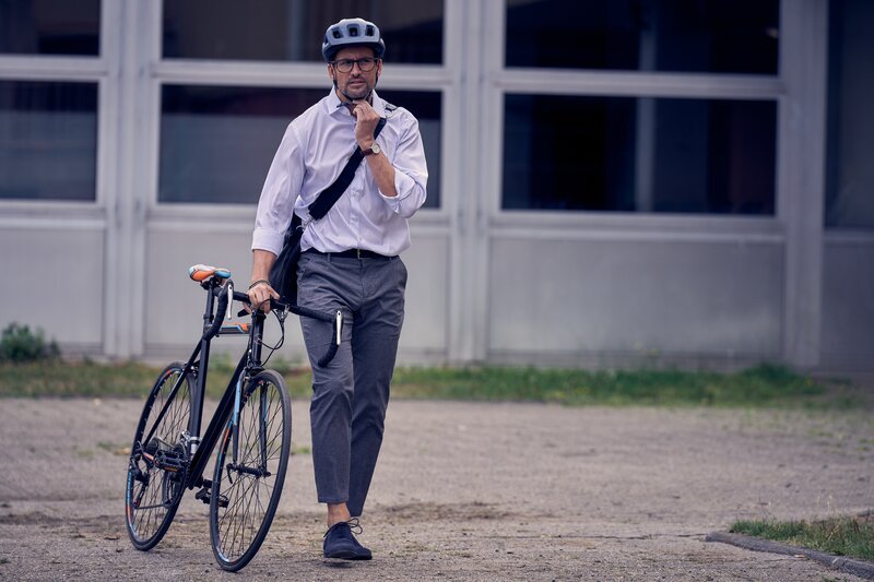 Schuldirektor Guideon Stöfgen (Tom Beck) . – Bild: Frank Dicks /​ ZDF