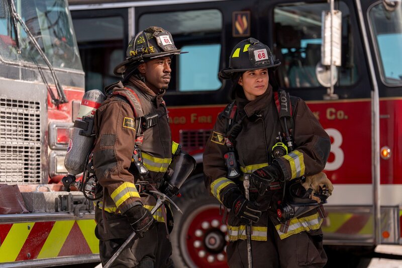 CHICAGO FIRE -- „Reckoning, Part 1“ Episode 1415 -- Pictured: (l-r) Brian White as Dallas Patterson, Miranda Rae Mayo as Stella Kidd -- (Photo by: Peter Gordon/​NBC) – Bild: NBC /​ NBCUniversal Media, LLC