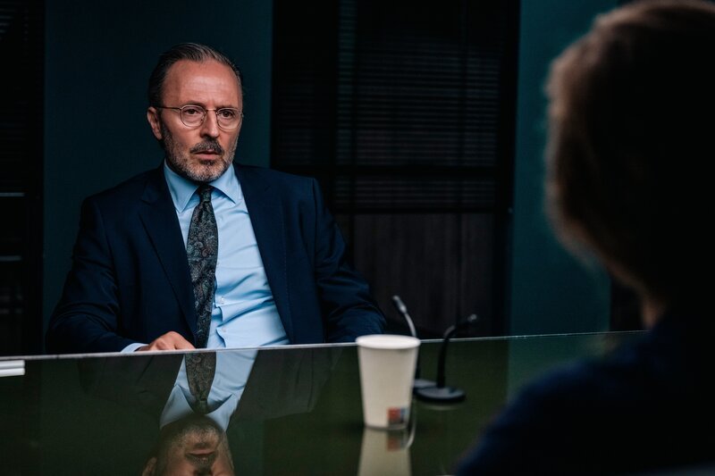 Isa Barsch (Nurit Hirschfeld, r.), die ehemalige Auszubildende von Staatsanwalt Steffen Kehlau (Robert Schupp, l.), wird des Mordes verdächtigt. – Bild: Martin Rottenkolber /​ ZDF